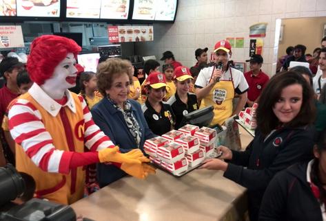 Yolanda Fernández de Cofiño, presidenta de la Fundación Ronald McDonald, vende el primer Big Mac, en McDonald's Utatlán (Foto Prensa Libre: Érick Ávila).