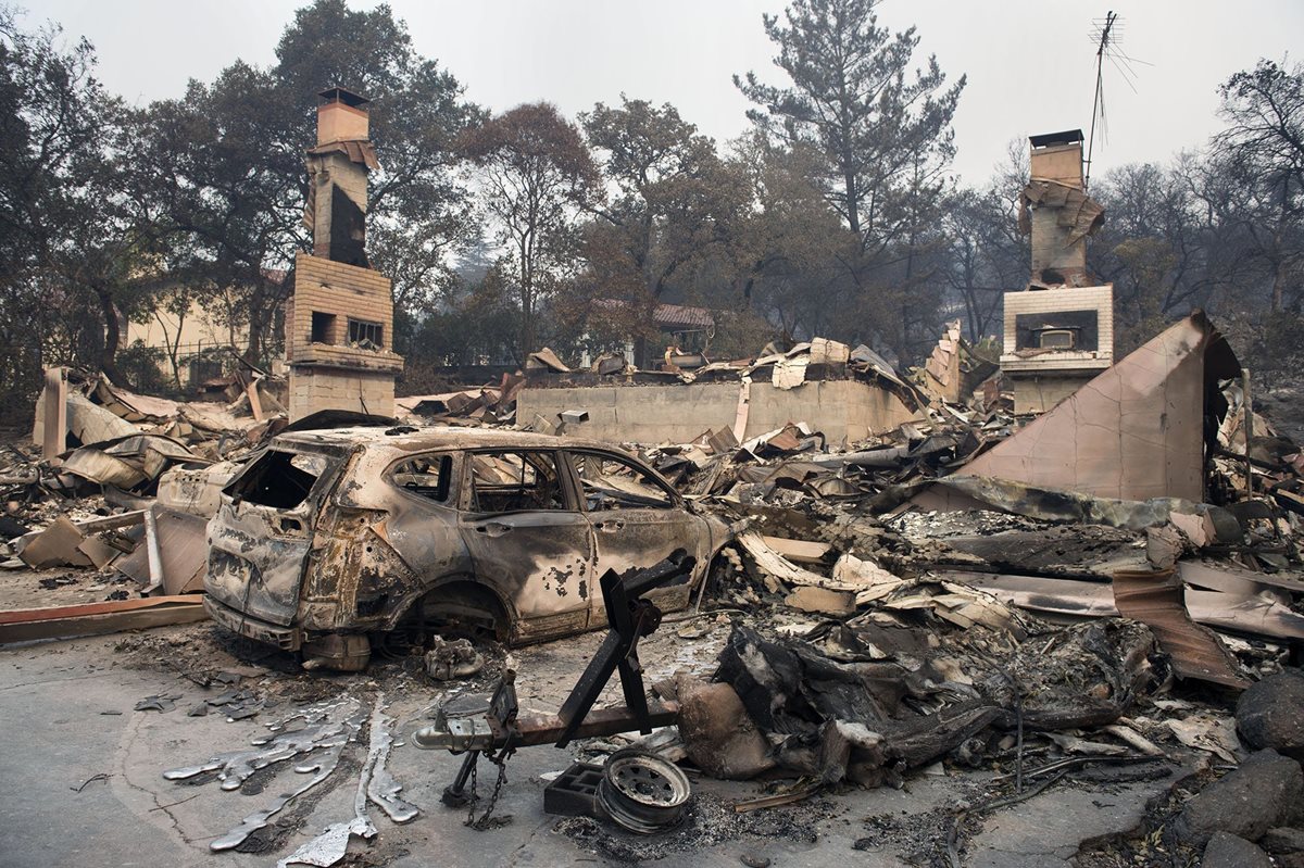 Las autoridades han declarado el estado de emergencia en ocho condados, después de que 1.500 casas hayan quedado calcinadas