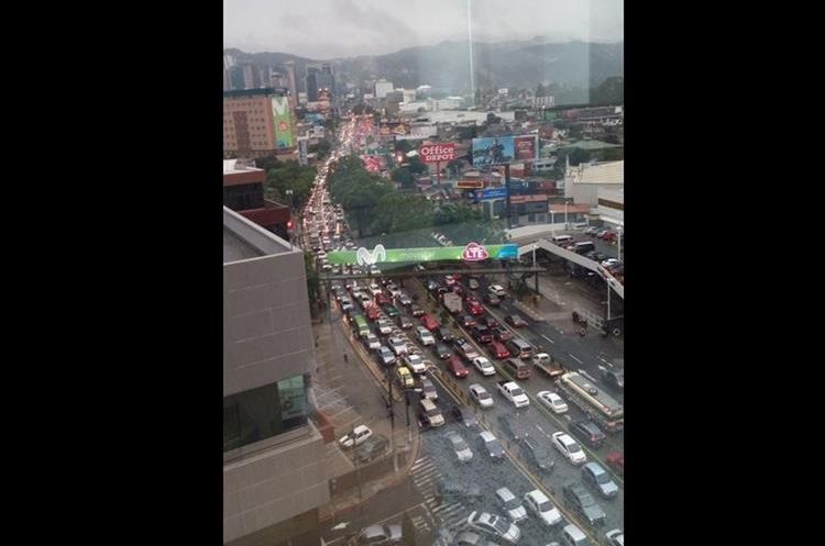 Así luce el bulevar Los Próceres, zona 10. (Foto Prensa Libre: @KEP32).