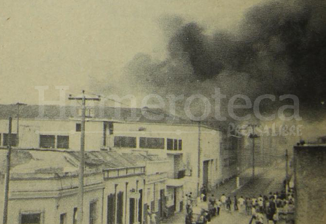 Las columnas de humo negro que salían del edificio de la Aduana se apreciaba a grandes distancias. (Foto: Hemeroteca PL)