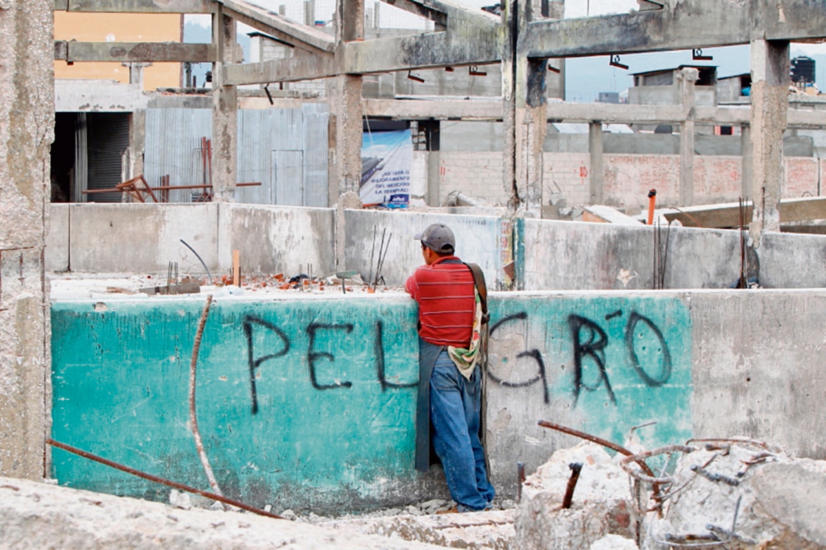 Vigas, columnas y escombros todavía se observan en el segundo piso del edificio.