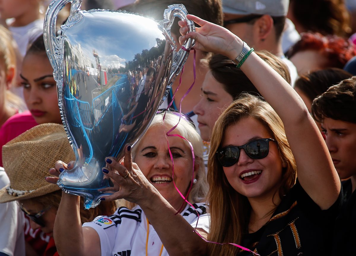 El Real Madrid celebró este domingo la duodécima Copa de Europa en una caravana hacia a la Plaza de Cibeles en la capital española. (Foto Prensa Libre: AFP).