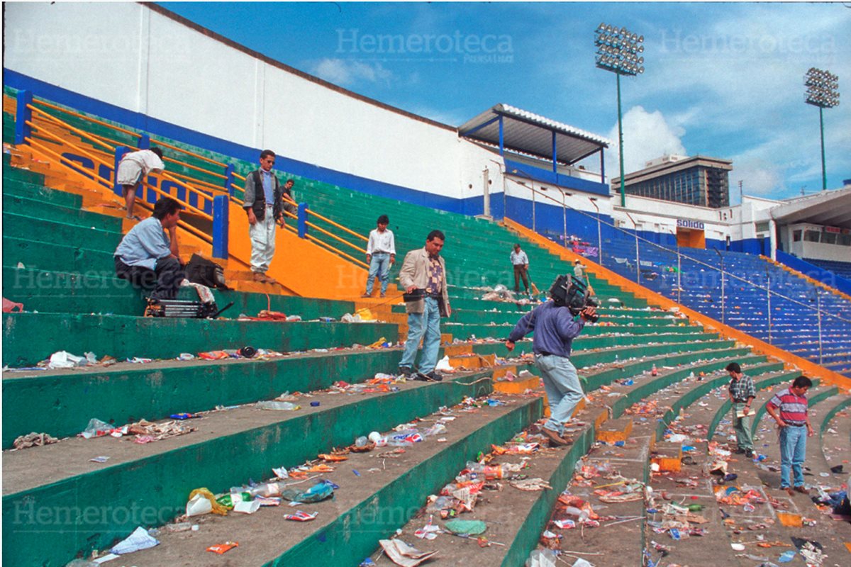 Un día después de la tragedia en el estadio Mateo Flores  acudieron medios de comunicación y directivos del futbol nacional para inspeccionar  las causas de la tragedia donde perdieron la vida 83 aficionados. (Foto: Hemeroteca PL)