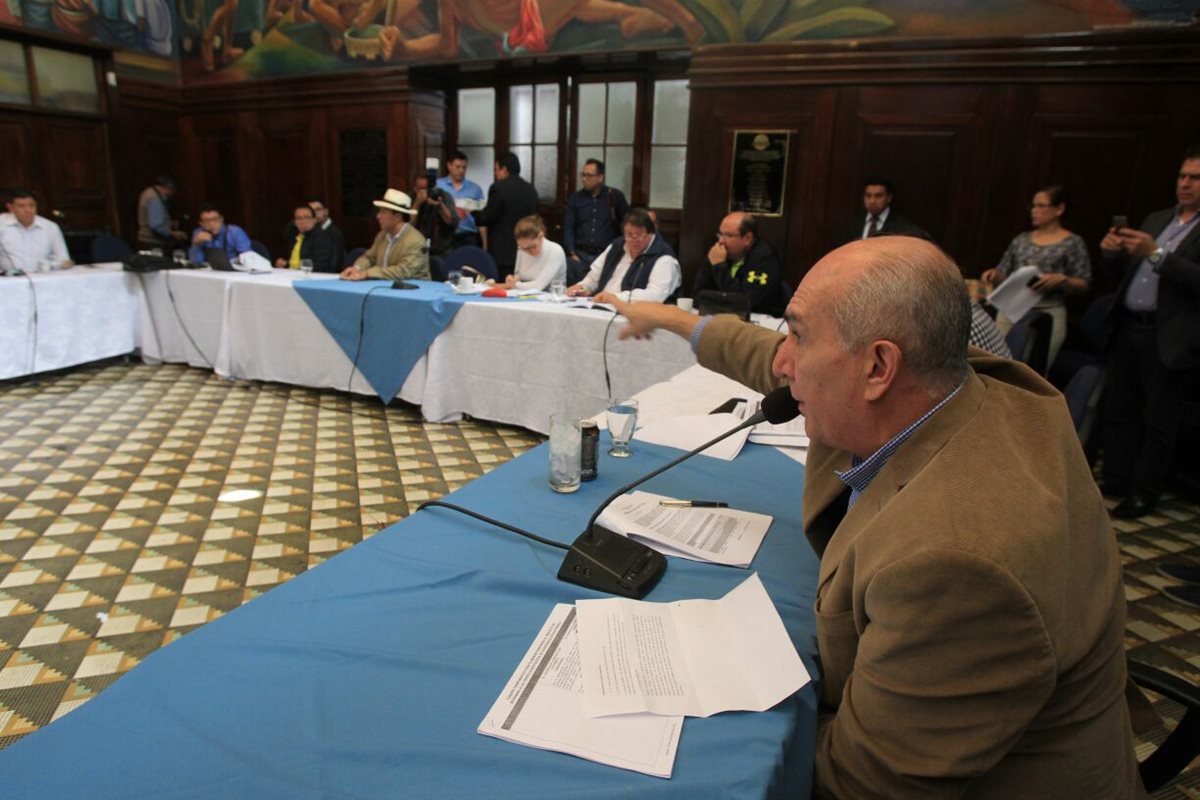 Mientras los jefes de las bancadas en el Congreso discuten enmiendas a las reformas constitucionales al sector justicia, varios grupos protestan afuera de ese Organismo. (Foto, Prensa Libre: Esbin García)