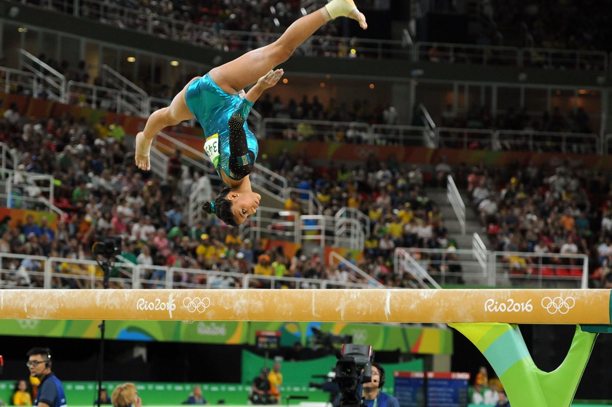 La gimnasta guatemalteca Ana Sofía Gómez en su participación en la Viga de Equilibrio. (Foto Prensa Libre: Jeniffer Gómez)