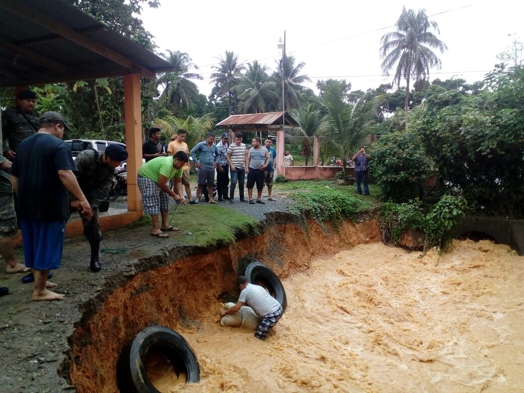 Una serie de lugares del departamento de Izabal se encuentran inundados como consecuencia de las lluvias caídas durante la madrugada y mañana de este lunes.