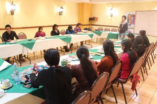 Integrantes de la Sociedad Civil participan en una reunión sobre  educación sexual.