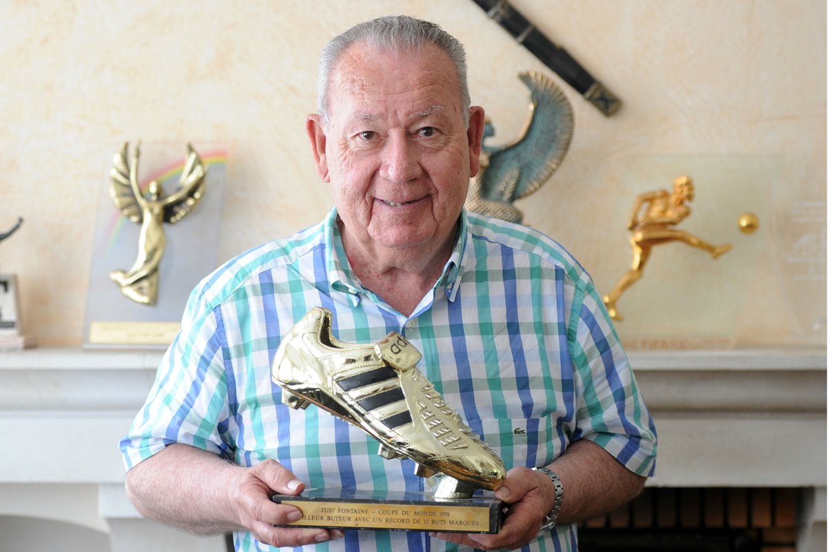 La leyenda francesa, Just Fontaine se encontraba en el estadio a la hora de los ataques en Francia. (Foto Prensa Libre: AFP)