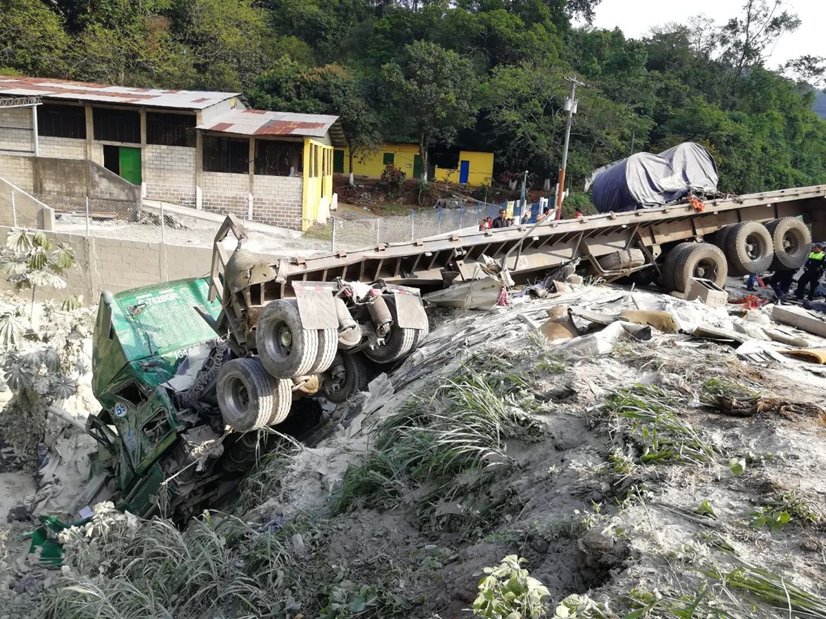 Uno de los tráileres cayó a una hondonada. (Foto Prensa Libre: Enrique Paredes).