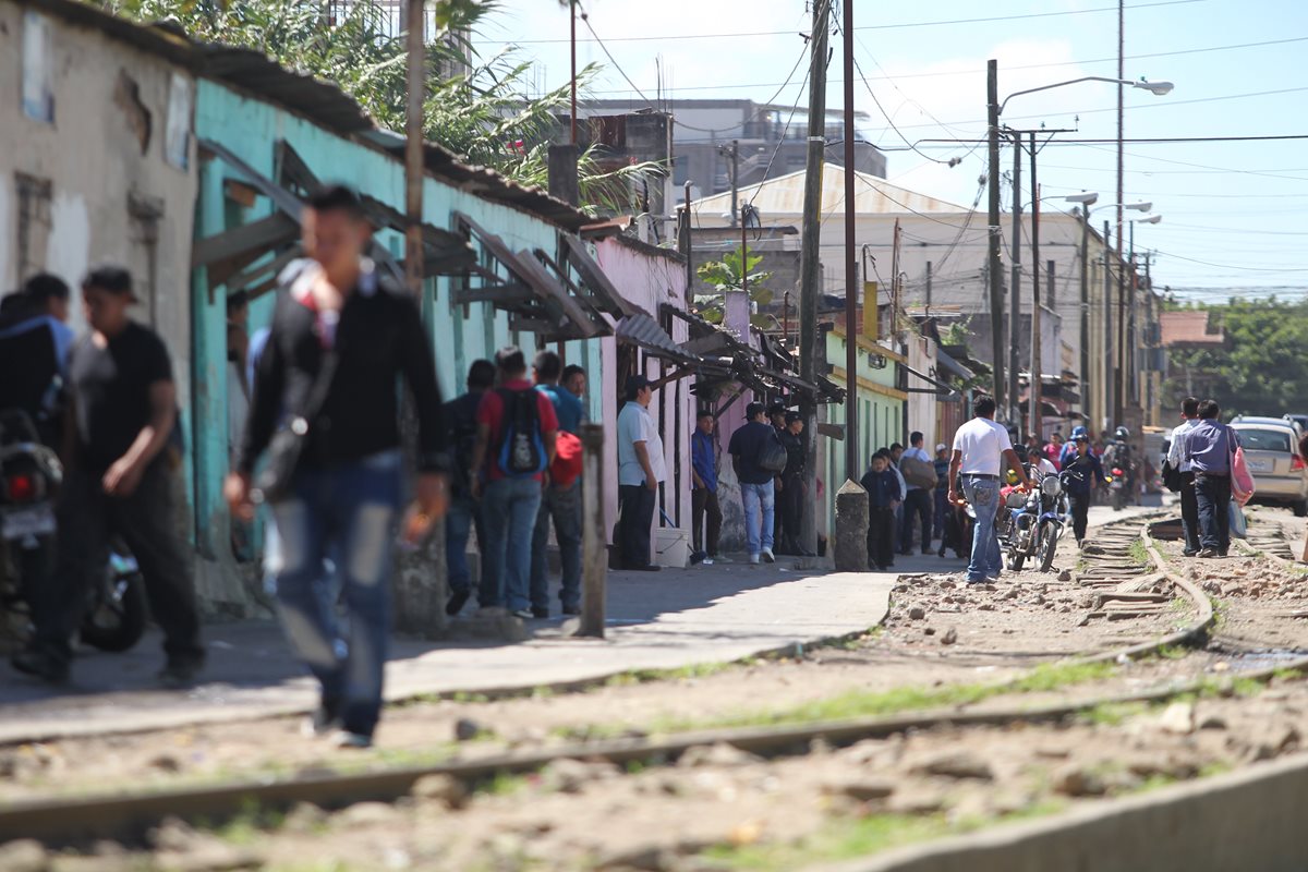 La Línea es un sector concurrido en la zona 1 y a diario hay personas que trabajan en prostitución y quienes demandan el servicio sexual. (Foto Prensa Libre: Erick Ávila)