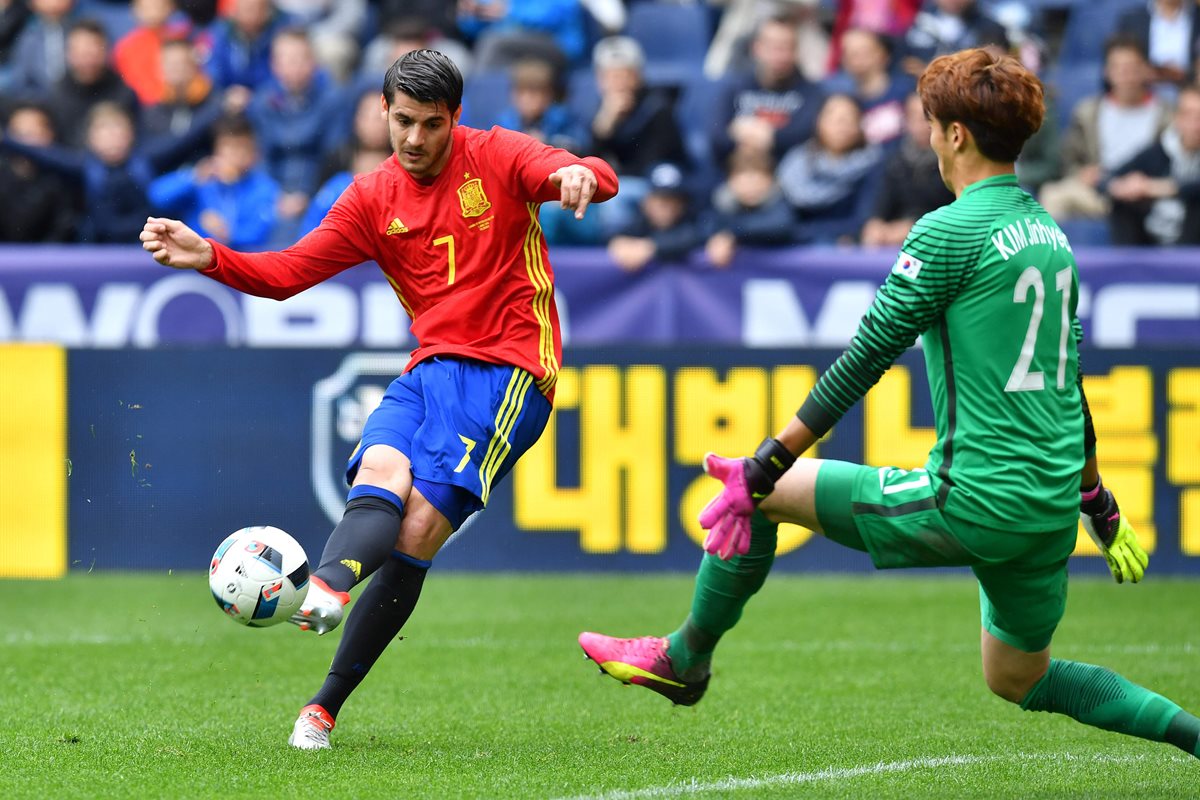 El delantero español Alvaro Morata remata en el amistoso contra Corea en el Red Bull stadium de Salzburgo en Austria. (Foto Prensa Libre: AFP)