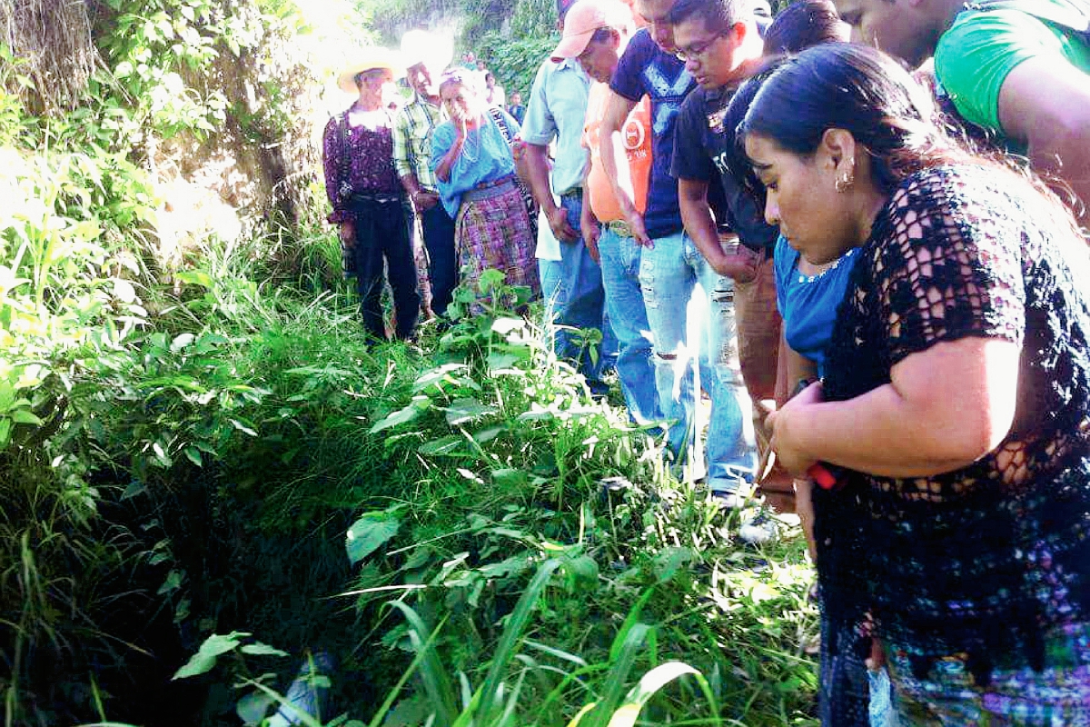 Vecinos del barrio San Miguel observan cadáver de hombre que se halla en un río con el mismo nombre del barrio, en Cubulco, Baja Verapaz. (Foto Prensa Libre: Carlos Grave)