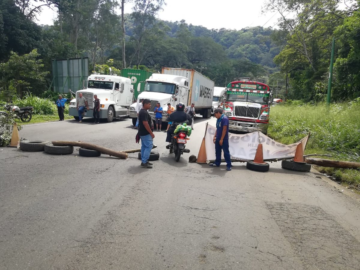 Ruta antigua a Palín, Escuintla, bloqueada por sancarlistas. (Foto Prensa Libre: Enrique Paredes)