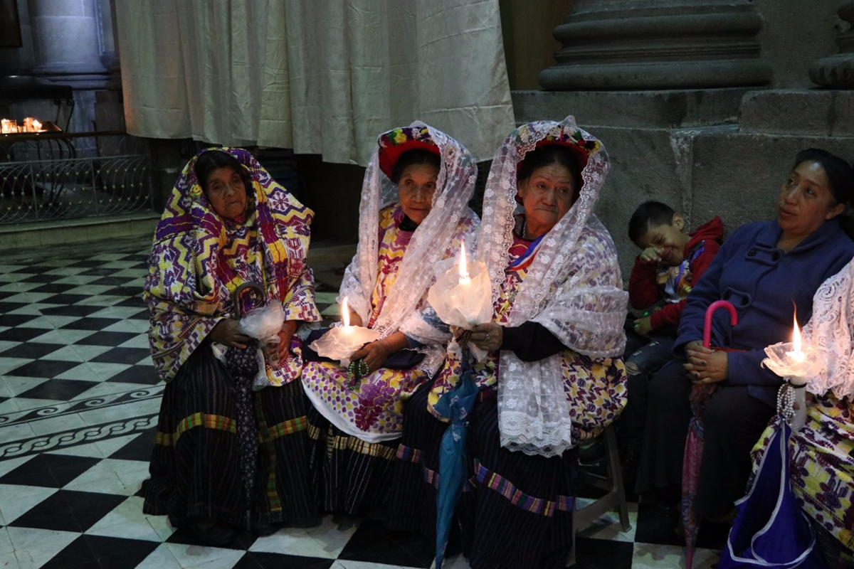 Mujeres indígenas llegan a la catedral a ofrecer sus oraciones a la Virgen. (Foto Prensa Libre: María José Longo)