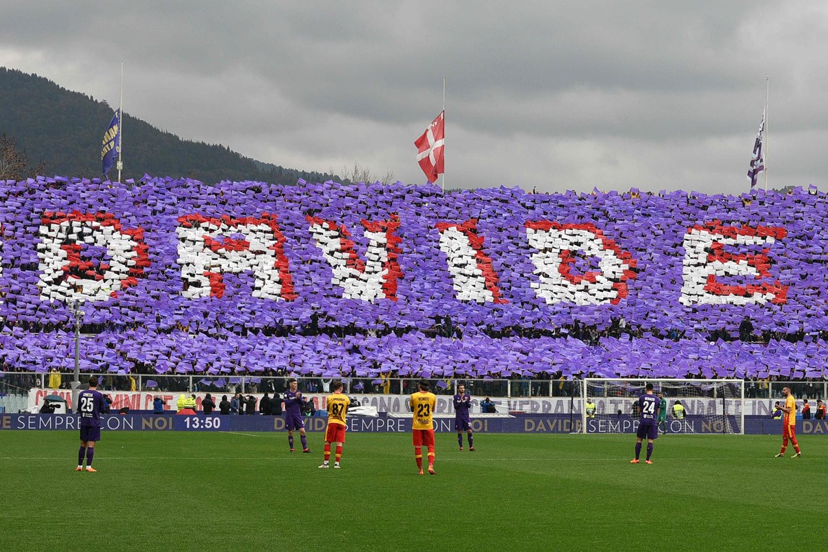 La ferviente afición de la Fiorentina homenajeó a David Astori con este bello e impresionante mosaico. (Foto Prensa Libre: AFP)