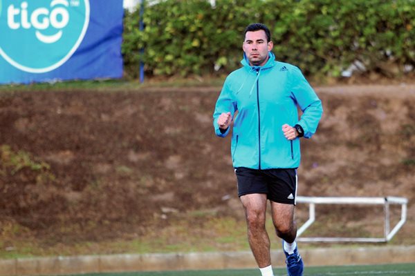 Mario Escobar, se entrenó ayer en el proyecto Goal previo a su viaje a Estados Unidos. (Foto Prensa Libre: Edwin Fajardo)