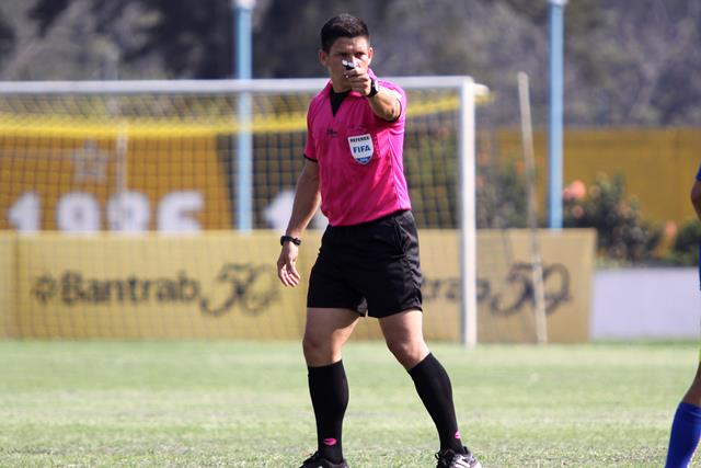 Óscar Reyna dirigirá su partido 11 del torneo Clausura 2016, estará en el clásico 292, del próximo domingo. (Foto Prensa Libre: Hemeroteca)