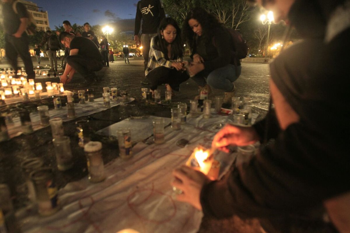 Los manifestantes encendieron veladoras y colocaron mantos con los nombres de las más de 35 fallecidas.