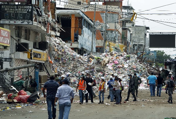 Edificios destridos por el terromoto que sacudió a Ecuador. (EFE).