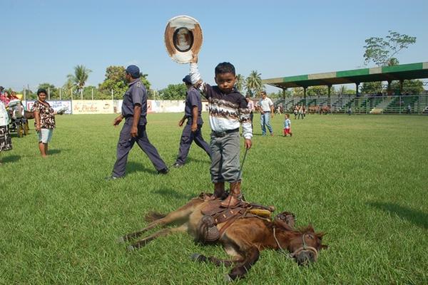 Niño de Nueva Concepción saluda a la audiencia luego de su presentación con su caballo. (Foto Prensa Libre: Felipe Guzmán)<br _mce_bogus="1"/>