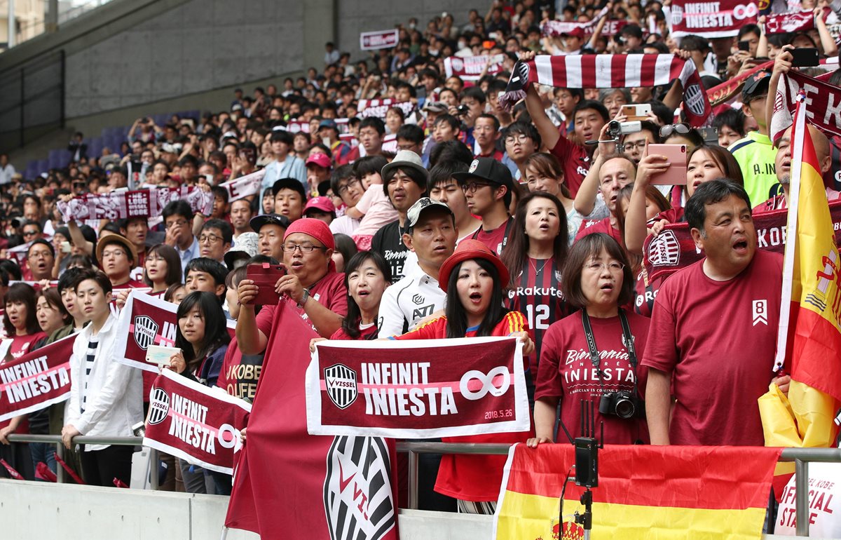 Más de ocho mil seguidores asistieron al Noevir Stadium en Kobe, Japón para recibir a Iniesta. (Foto Prensa Libre: EFE)