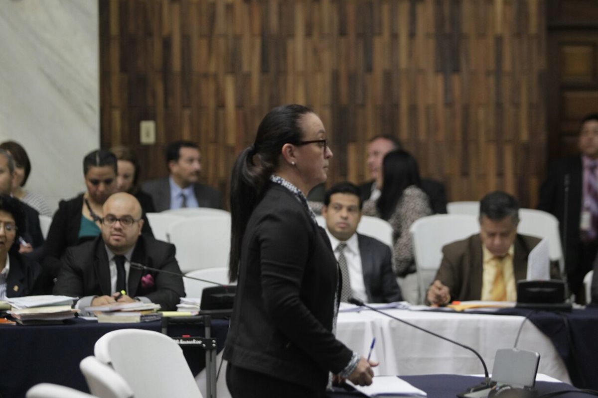 Judith Ruiz ofrece su primera declaración en la Sala de Vistas de la CSJ. (Foto Prensa Libre: Edwin Bercián)