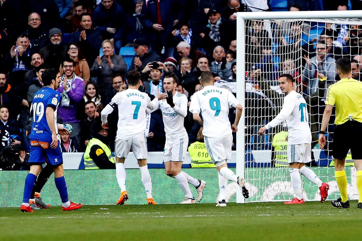 La BBC volvió a festejar sus anotaciones el 24 de febrero, en el partido frente al Alavés en el Santiago Bernabéu. (Foto Prensa Libre. EFE)