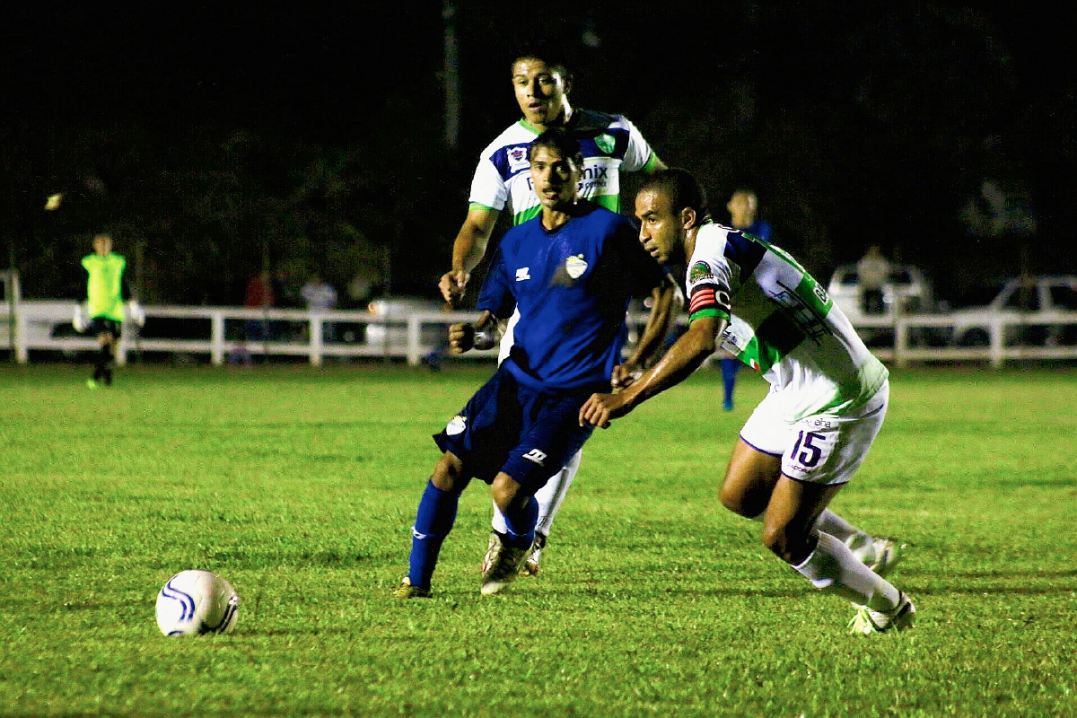 Antigua GFC y Cobán Imperial, ambos equipos de la Liga Nacional, disputaron anoche un partido amistoso. (Foto Prensa Libre: Eduardo Sam)