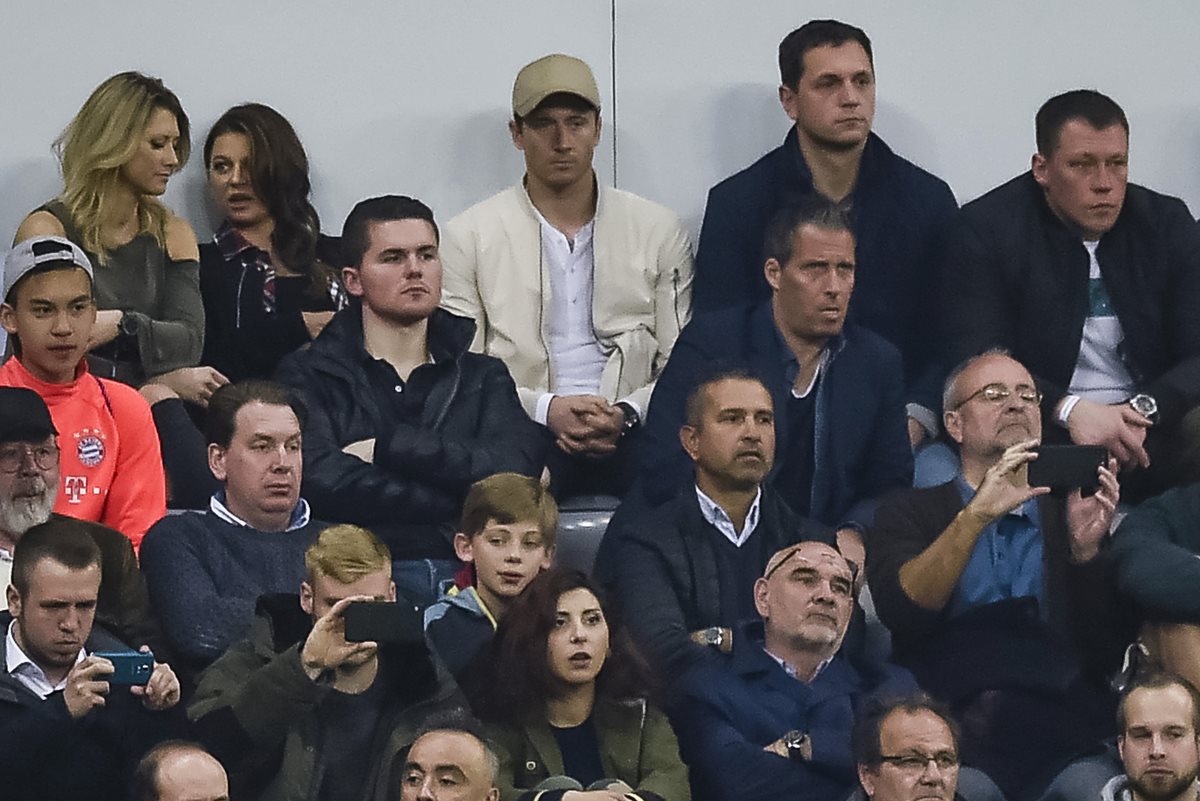 Robert Lewandowski observó desde las gradas la derrota del Bayern Múnich en casa contra el Real Madrid, el polaco espera poder estar listo para el partido de vuelta de los cuartos de final de la Liga de Campeones de Europa. (Foto Prensa Libre: AFP).