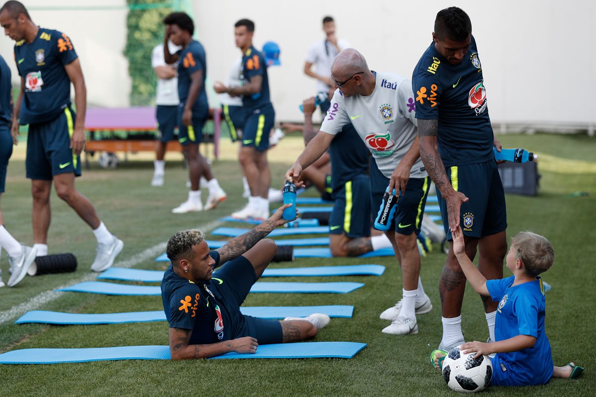 Brasil tuvo una sesión de entrenamiento en Sochi de cara a los octavos de final del Mundial Rusia 2018. (Foto Prensa Libre: AFP)