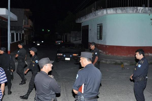 Agentes de la PNC resguardan la escena del crimen. (Foto Prensa Libre: Angel Revolorio)<br _mce_bogus="1"/>