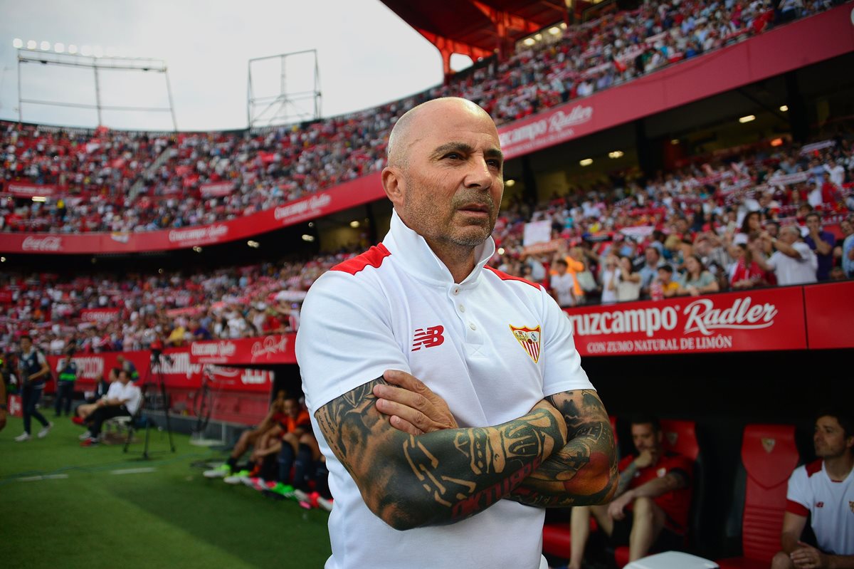 La afición mostró su descontento con Jorge Sampaoli en la última jornada de La Liga. (Foto Prensa Libre: AFP)