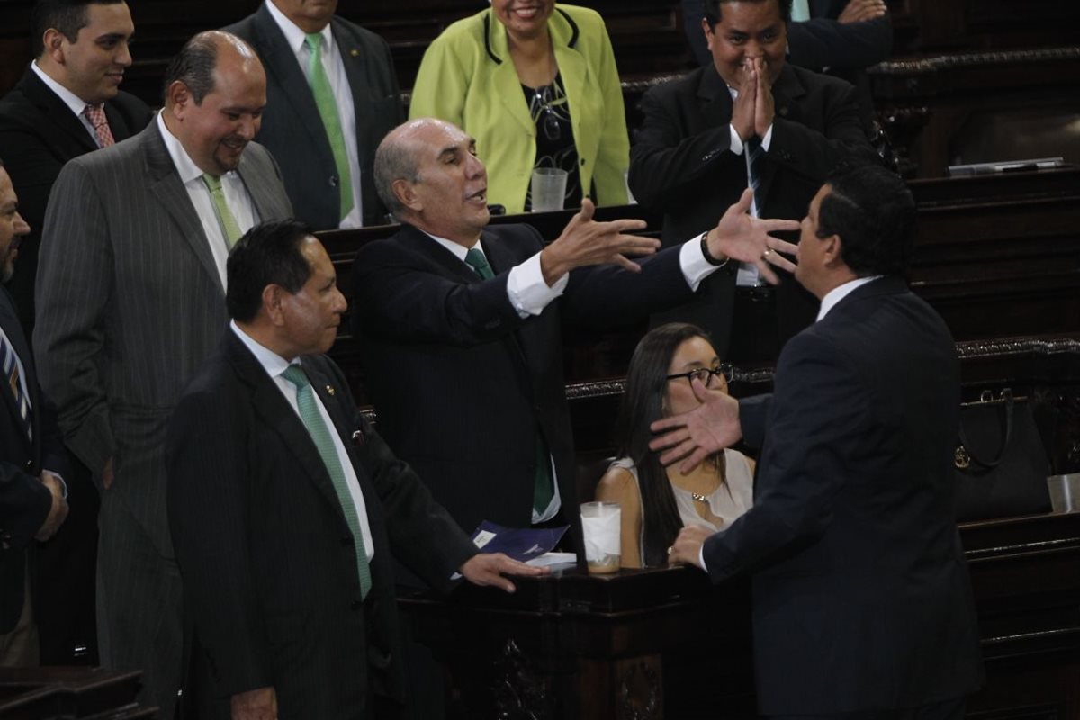 Mario Taracena discute con el diputado Ernesto Galdámez, durante la sesión de este martes. (Foto Prensa Libre: Paulo Raquec)