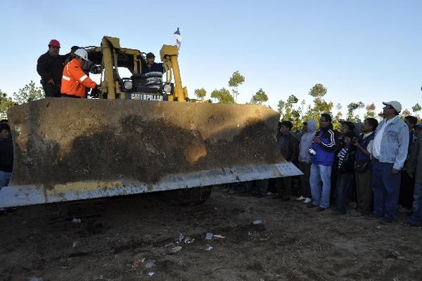 autoridades y pobladores participan  en la inauguración  de los trabajos de asfalto.