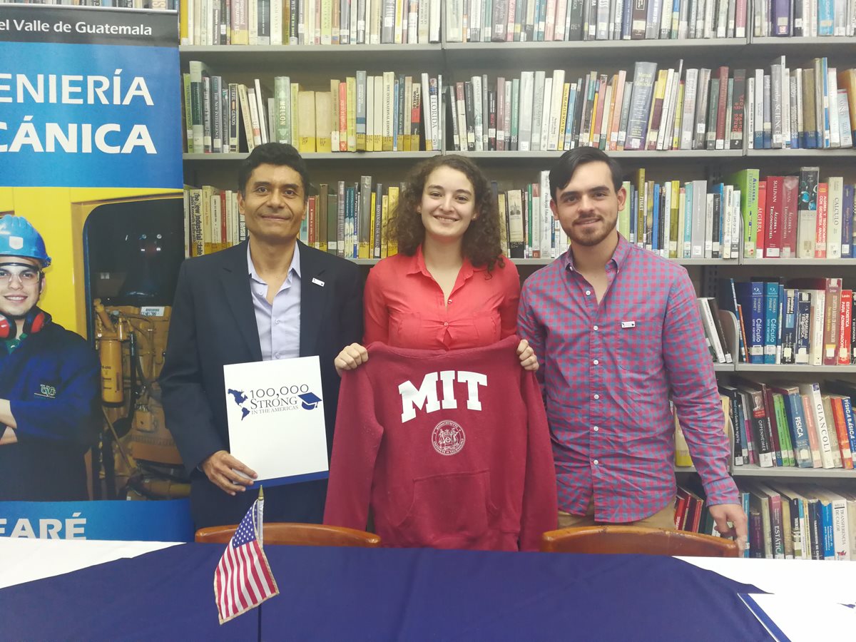 El equipo de la Universidad de Valle de Guatemala también ha sido beneficiado con las subvenciones que entrega el Fondo de Innovación de la Fuerza de 100,000 en las Américas. (Foto Prensa Libre: Ana Lucía Ola)