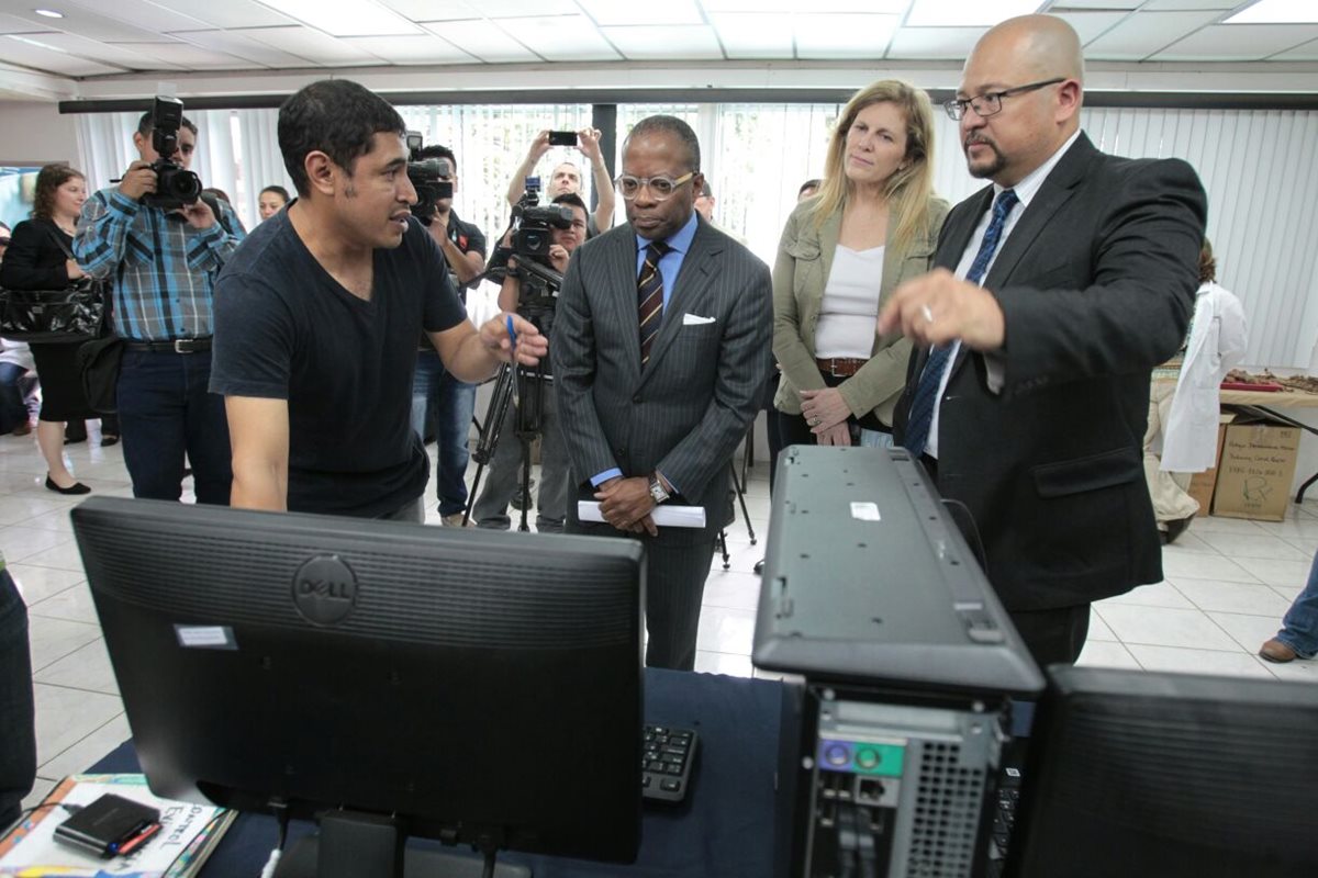 Todd Robinson, embajador de Estados Unidos, visita las instalaciones de la Fundación Antropología Forense de Guatemala. (Foto Prensa Libre: Paulo Raquec)