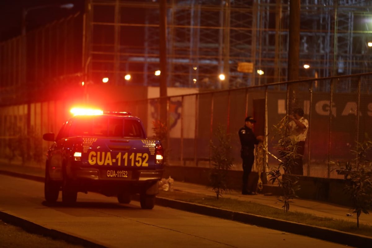 Policías acordonan el área del ataque. (Foto Prensa Libre: Óscar Rivas)