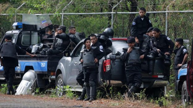 La policía de Nicaragua fijó un perímetro de un kilómetro para garantizar la seguridad de la mesa de diálogo. AFP