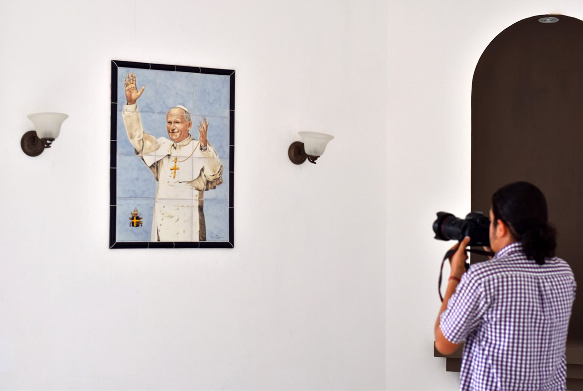 Una decoración de azulejos que representa al Papa Juan Pablo II en la capilla de una de las propiedades confiscadas a Saca.(AFP)