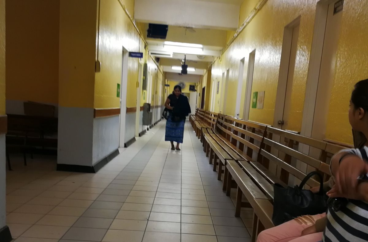 Desierta, así lucía este jueves a las ocho de la mañana la consulta externa del Hospital Roosevelt. (Foto Prensa Libre: Ana Lucía Ola)