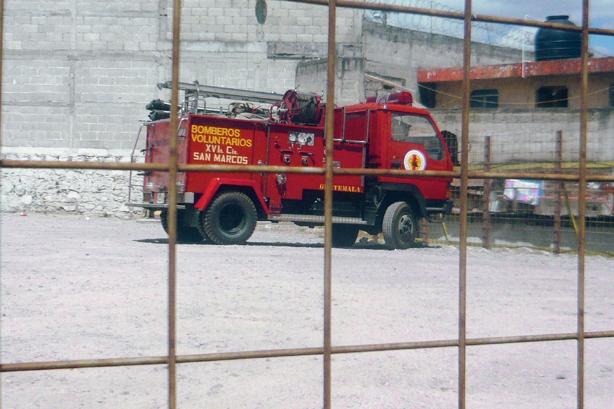 El vehículo  contra incendios de los Bomberos Voluntarios de San Marcos está retenido en un predio municipal. (Foto Prensa Libre: Genner Guzmán)