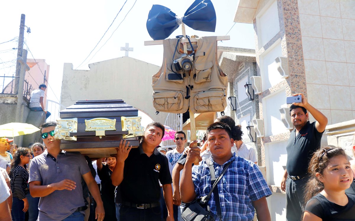 Periodistas mostraron repudio por la muerte de Laurent Castillo y el diseñador Luis de León. (Foto Prensa Libre: Rolando Miranda)