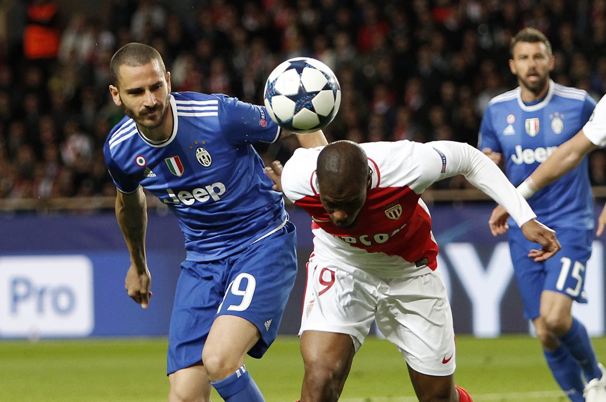 Leonardo Bonucci observa a Djibril Sidibe del Mónaco que intenta cabecear la pelota.