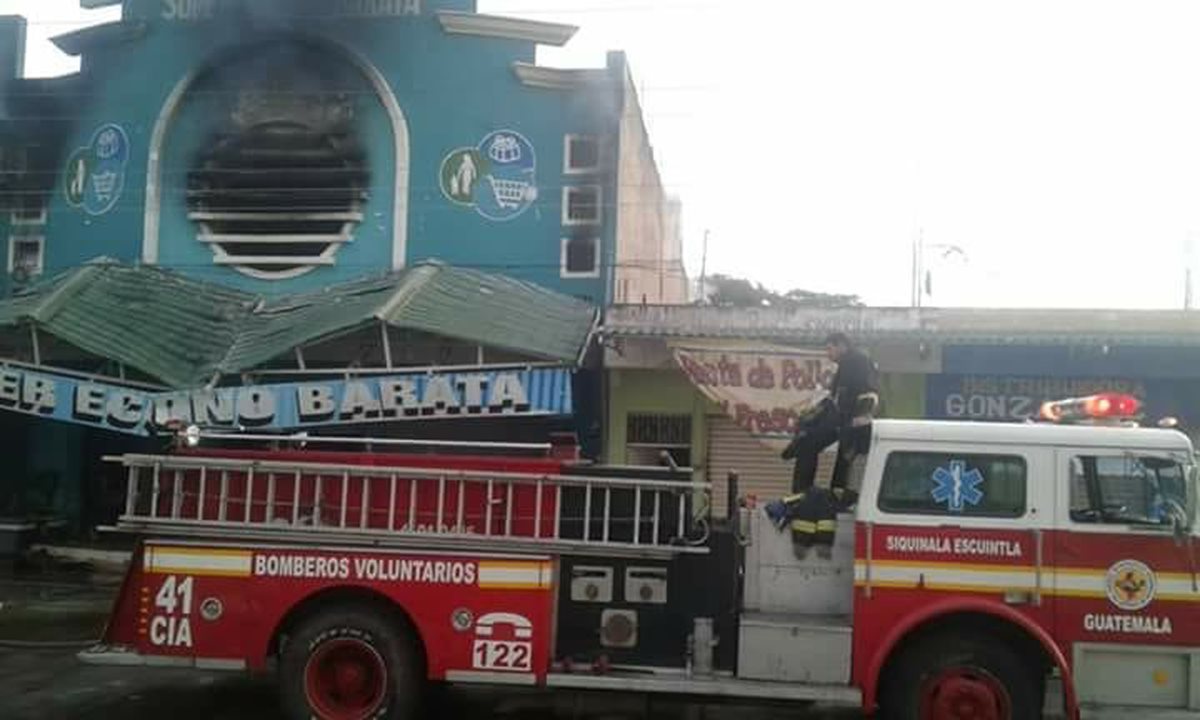 Para controlar el incendio fue necesario que acudieran unidades contra incendios de los Bomberos Voluntarios de diferentes compañí­as, para evitar que el fuego se propagara a otros comercios. (Foto Prensa Libre: Enrique Paredes)