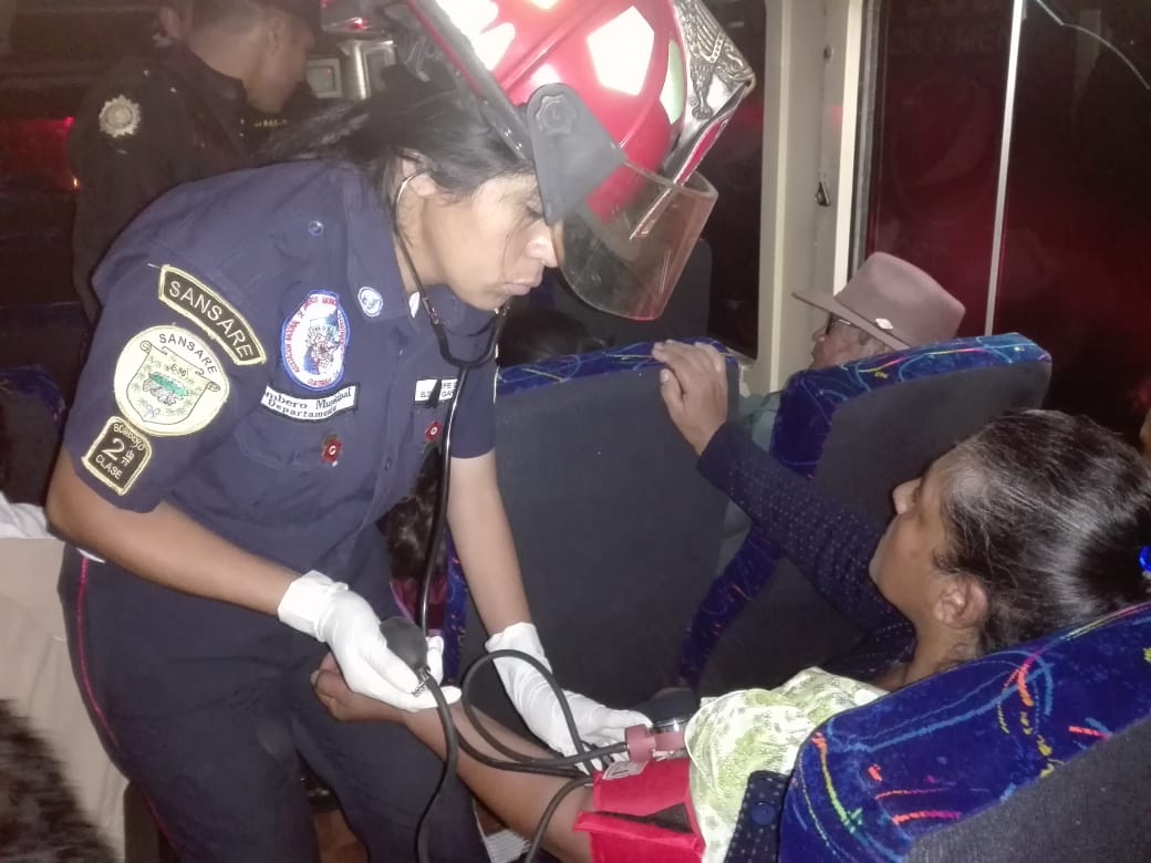 Bomberos atienden a pasajera que sufrió crisis nerviosa en el asalto a un bus de Jalapa el 4 de este mes. (Foto Prensa Libre: Mario Morales).