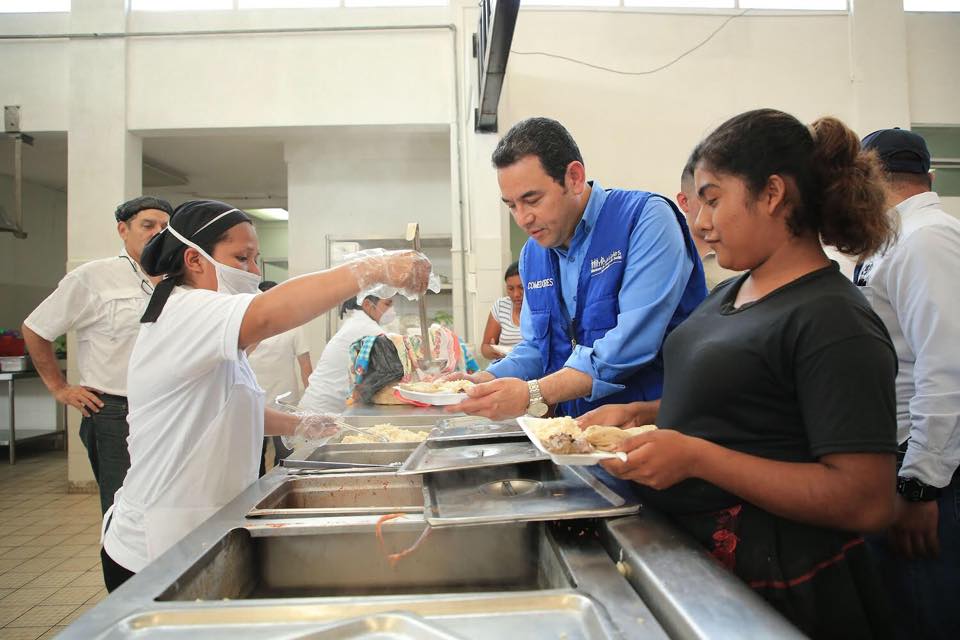 En los Comedores Sociales se puede obtener por un quetzal un tiempo de comida. (Prensa Libre Foto: AGN)