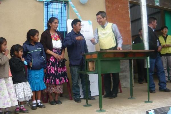 Ejecutivos de Koica donaron varias estufas a personas de escasos recursos. (Foto Prensa Libre: Genner Guzmán)