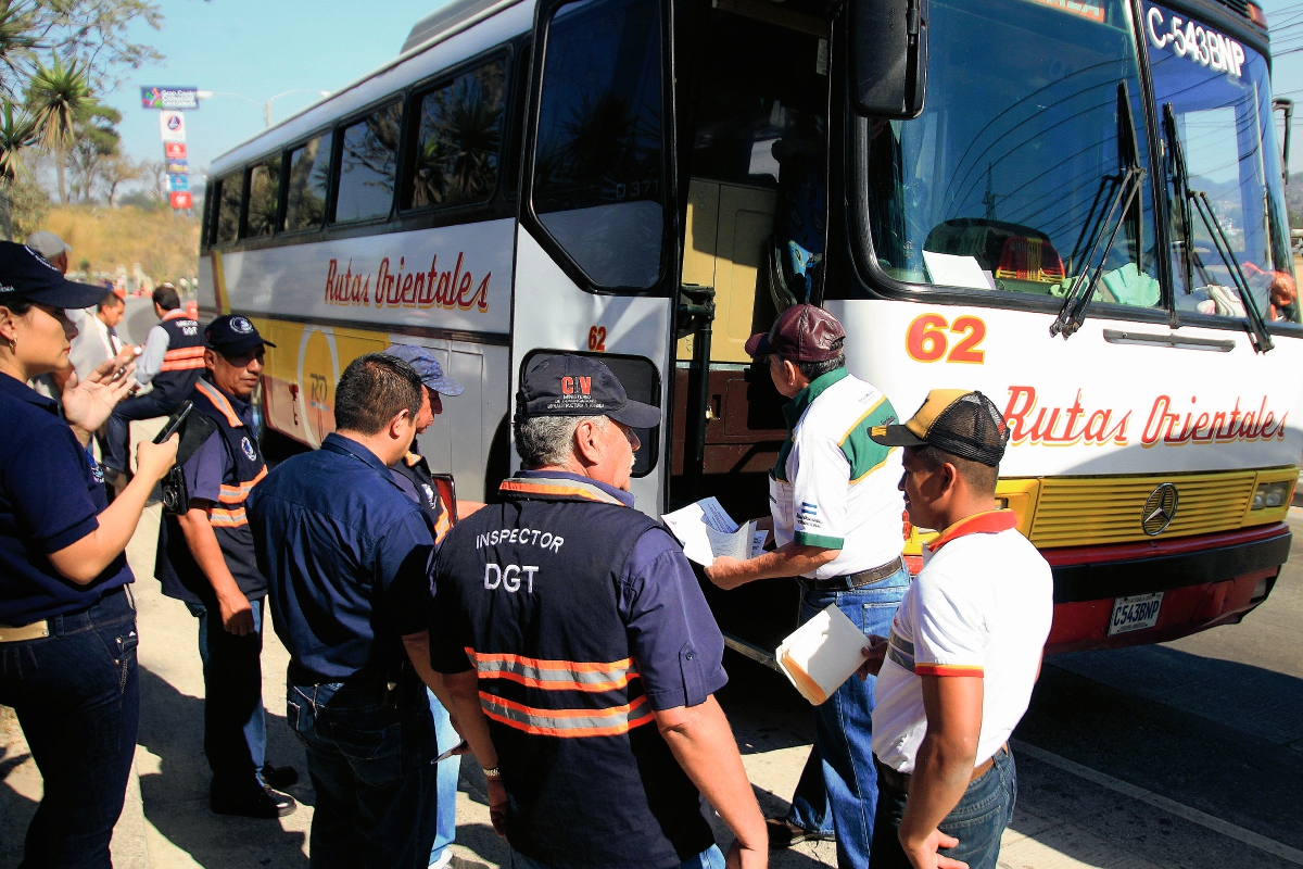 Personal de la DGT realiza los primeros operativos de control en la ruta al Atlántico. (Foto Prensa Libre: Erick Ávila)