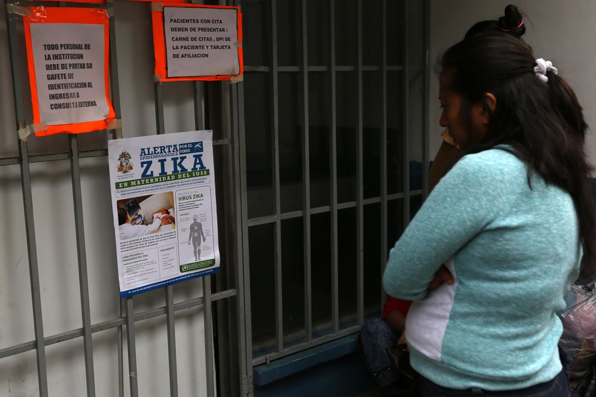 Una mujer lee información sobre la transmisión del zika en un hospital de Guatemala. (Foto Prensa Libre: AFP).