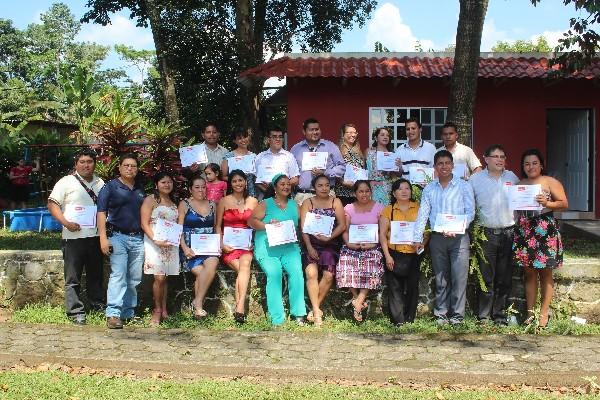 Parte del  grupo de mentores que recibió la capacitación muestra el diploma obtenido.